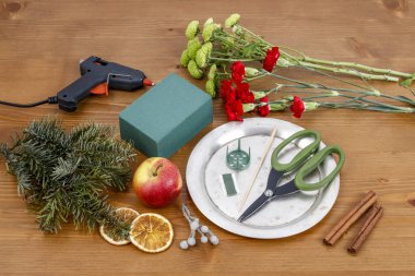 Nasıl Noel çiçek Aranjman karanfil, krizantem santini çiçek ve köknar hobi zaman yapmak