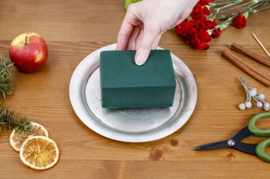 Nasıl Noel çiçek Aranjman karanfil, krizantem santini çiçek ve köknar hobi zaman yapmak