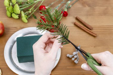 Nasıl Noel çiçek Aranjman karanfil, krizantem santini çiçek ve köknar hobi zaman yapmak