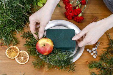 Nasıl Noel çiçek Aranjman karanfil, krizantem santini çiçek ve köknar hobi zaman yapmak