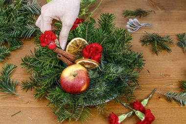 Nasıl Noel çiçek Aranjman karanfil, krizantem santini çiçek ve köknar hobi zaman yapmak