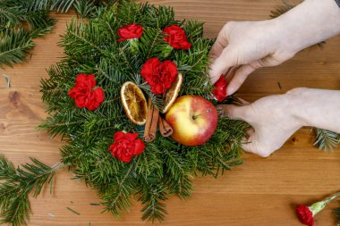 Nasıl Noel çiçek Aranjman karanfil, krizantem santini çiçek ve köknar hobi zaman yapmak