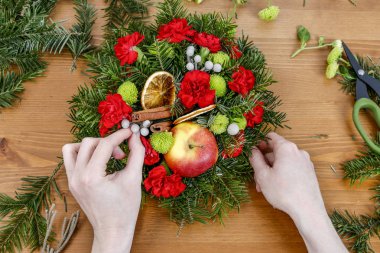 Nasıl Noel çiçek Aranjman karanfil, krizantem santini çiçek ve köknar hobi zaman yapmak