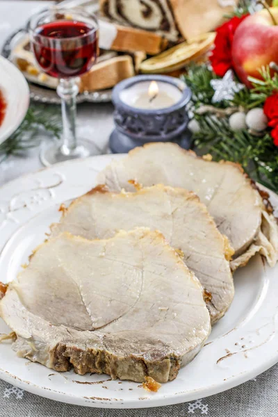 Нарезанная Свинина Рождественском Столе Праздничное Блюдо — стоковое фото