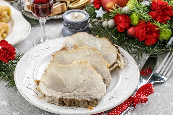 크리스마스 테이블에 구운된 돼지고기를 — 스톡 사진