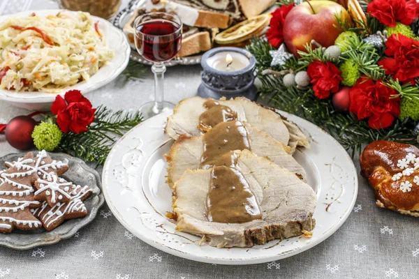 Plakjes Gebakken Varkensvlees Met Champignonsaus Feestelijke Schotel — Stockfoto