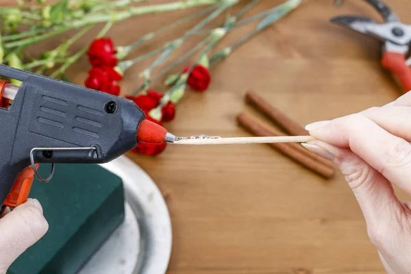 Hur Man Gör Jul Blomsterarrangemang Med Nejlikor Krysantemum Santini Blommor — Stockfoto