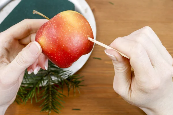 カーネーション 菊サンティーニ Fir 趣味の時間とクリスマス フラワーアレンジメントの作り方 — ストック写真