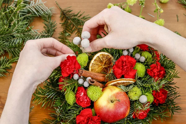 Hur Man Gör Jul Blomsterarrangemang Med Nejlikor Krysantemum Santini Blommor — Stockfoto