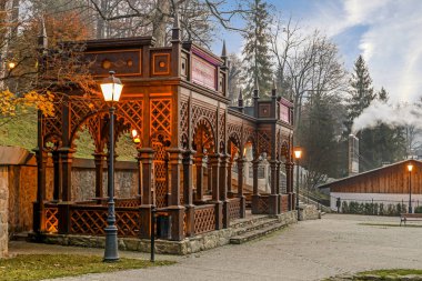 Szczawnica, Polonya'nın tarihi şehir merkezinde ahşap çardak