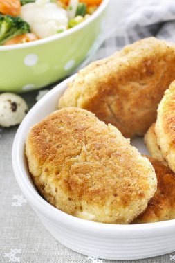 Geleneksel kroket yumurta ile doldurulmuş. Parti çanak