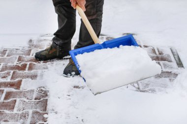 Kaldırım üzerinden çıkarmadan kar kar fırtınası sonra dostum. Kış saati
