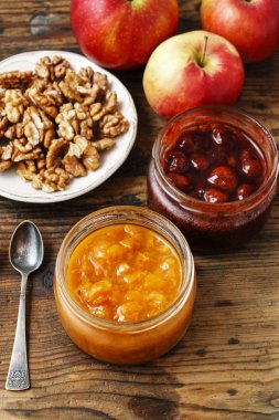 Şeftali ve Çilek reçel, ceviz ve elma ile kase. Parti tatlı