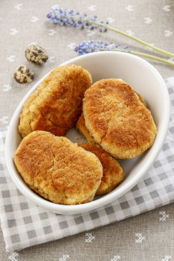 Geleneksel kroket yumurta ile doldurulmuş. Parti çanak