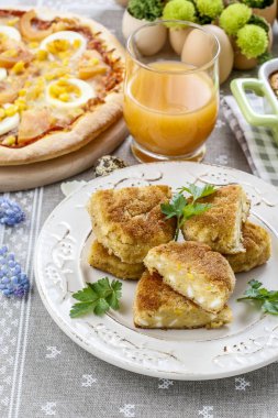 Geleneksel kroket yumurta ile doldurulmuş. Parti çanak