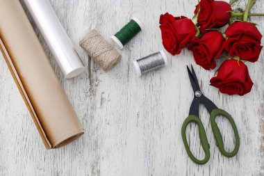 Kağıt veya plastik streç film olarak kaydırma kırmızı gül çiçekler için. Hobi zaman