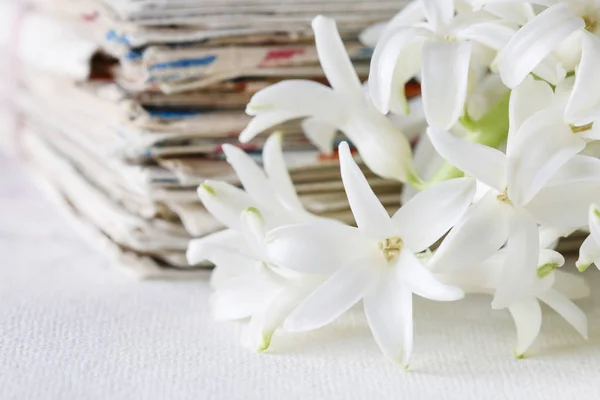 ビンテージの文字と白いヒヤシンスの花のスタック レトロなスタイル — ストック写真
