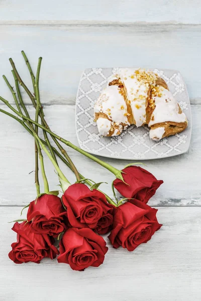 Croissant Francés Con Nueces Ramo Rosas Rojas Postre Fiesta — Foto de Stock