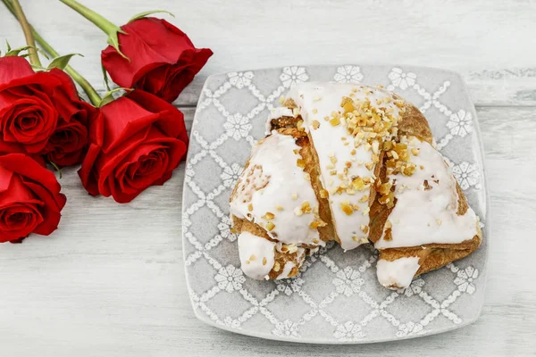 Croissant Français Aux Noix Bouquet Roses Rouges Dessert Fête — Photo