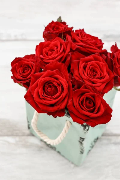 陶瓷盒子里的红玫瑰 浪漫的插花安排 派对装饰 — 图库照片
