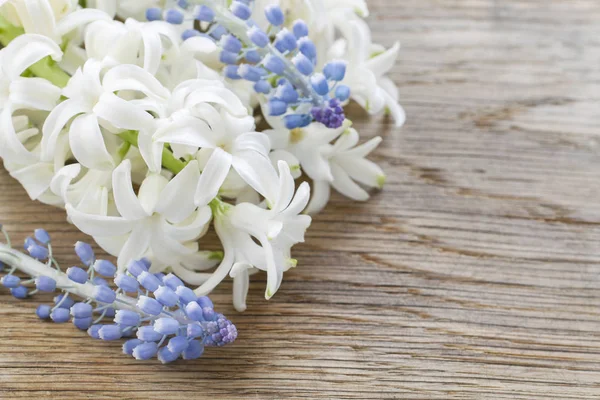 Ahşap Arka Plan Üzerinde Beyaz Sümbül Çiçek Bahar Dekor — Stok fotoğraf