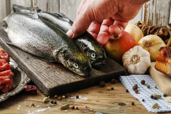 Cook Holding Rainbow Trout Cooking Time — Stock Photo, Image