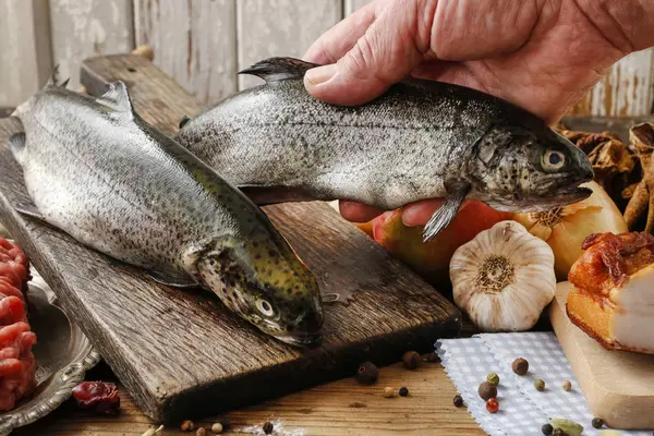 Masak Memegang Ikan Trout Pelangi Waktu Memasak — Stok Foto