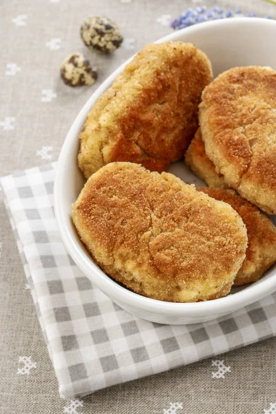 Geleneksel kroket yumurta ile doldurulmuş. Parti çanak