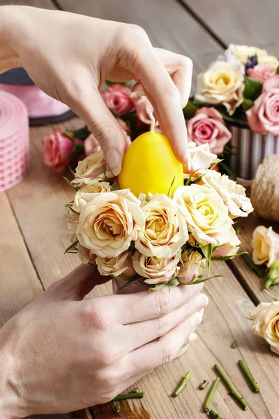 女性はバラとキャンドルの花のアレンジメントを作るします 趣味の時間 — ストック写真