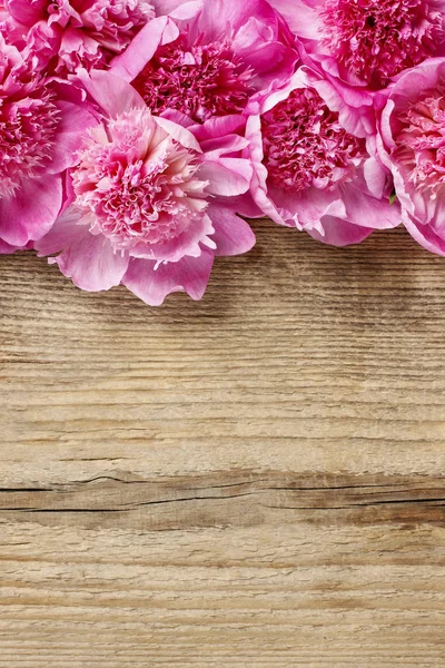 Wspaniałe Różowe Piwonie Rustykalne Drewniane Tła Zasoby Graficzne — Zdjęcie stockowe