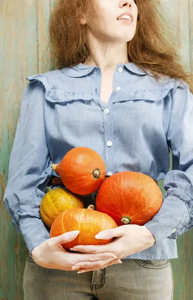 Mujer Sosteniendo Calabazas Naranjas Tiempo Otoño —  Fotos de Stock