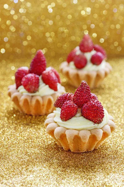 Beautiful Tiny Cupcakes Wild Strawberries Party Dessert — Stock Photo, Image