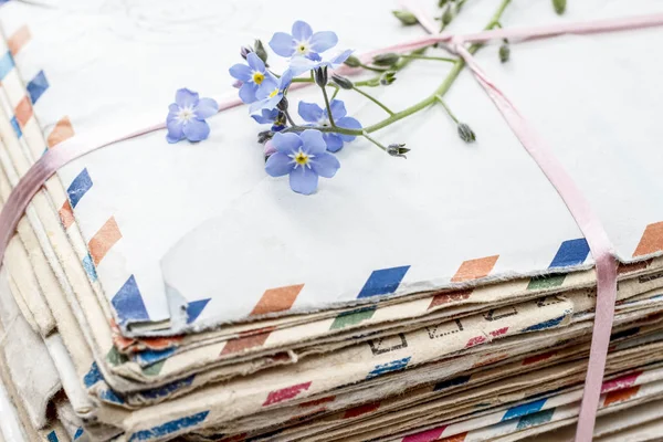 Pilha Cartas Amor Vintage Não Esqueça Flores Estilo Retro — Fotografia de Stock