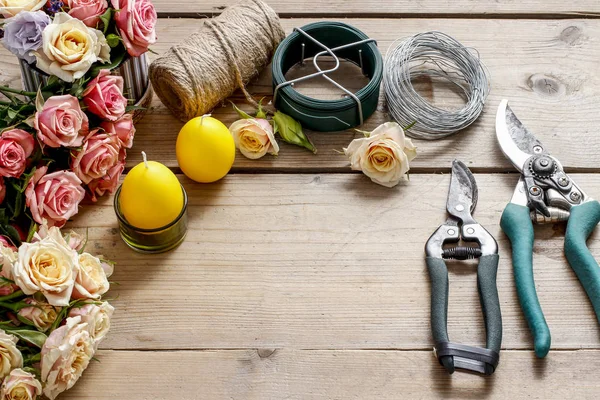 Femme Faisant Arrangement Floral Avec Des Roses Des Bougies Tutoriel — Photo