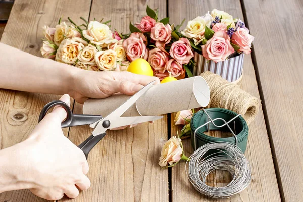 Kvinna Att Göra Blomsterarrangemang Med Rosor Och Ljus Handledning Party — Stockfoto