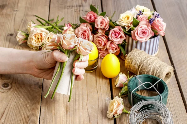 Vrouw Maken Floral Regeling Met Rozen Kaars Tutorial Party Decor — Stockfoto