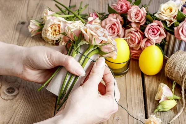 Kvinne Som Arrangerer Blomster Med Roser Stearinlys Dekor Til Parti – stockfoto