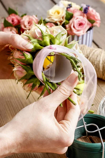 Kvinna Att Göra Blomsterarrangemang Med Rosor Och Ljus Handledning Party — Stockfoto