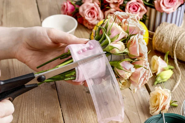 Woman Making Floral Arrangement Roses Candle Tutorial Party Decor — Stock Photo, Image