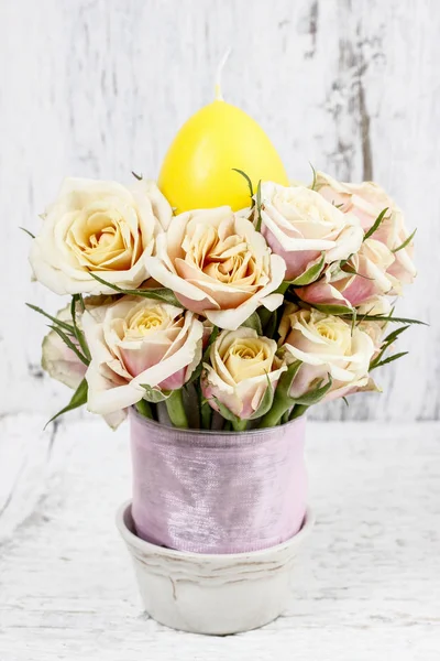 Mulher Fazendo Arranjo Floral Com Rosas Vela Tutorial Decoração Festa — Fotografia de Stock