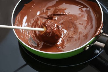 Çikolatalı kek açılır. Parti tatlı