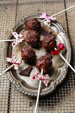 Çikolatalı kek açılır. Parti tatlı