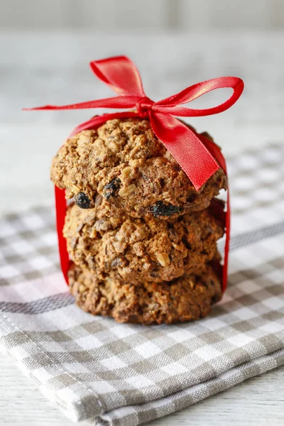 赤いリボンとオートミールのクッキー クリスマスのお菓子 お祝いデザート — ストック写真