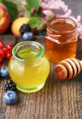 Tahta masada bal kavanozu. Sağlıklı yemek.