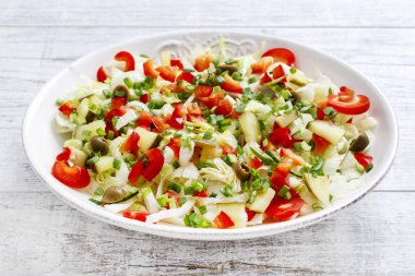 Kırmızı biber ve zeytin sebze salatası. Sağlıklı gıda