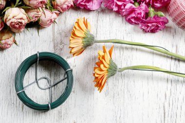 Çiçek düzenleme temel teknikleri: kablolama ve gerbera kaydediyor.