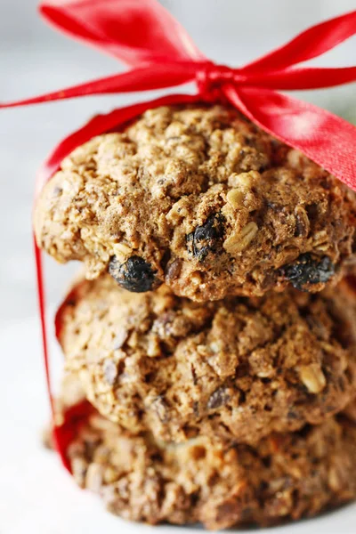 赤いリボンとオートミールのクッキー クリスマスのお菓子 — ストック写真