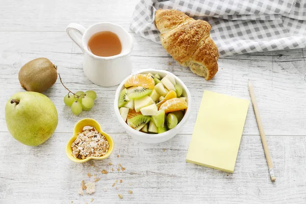Sarı defter ve ahşap masa, kopya alanı üzerinde sağlıklı gıda. Zayıflama kavramı.