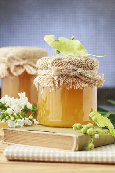 ガラスの瓶にシナノキの蜂蜜 健康食品 — ストック写真