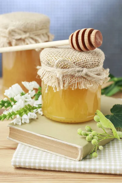 在玻璃罐里的椴树蜜 健康的食物 — 图库照片